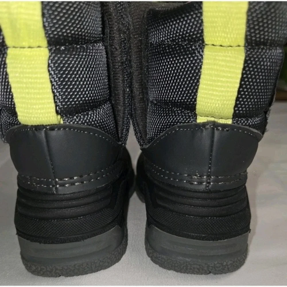 OshKosh B'Gosh Unisex-Child Splash Rain Boot Size 4M Gray And Neon‎ Green